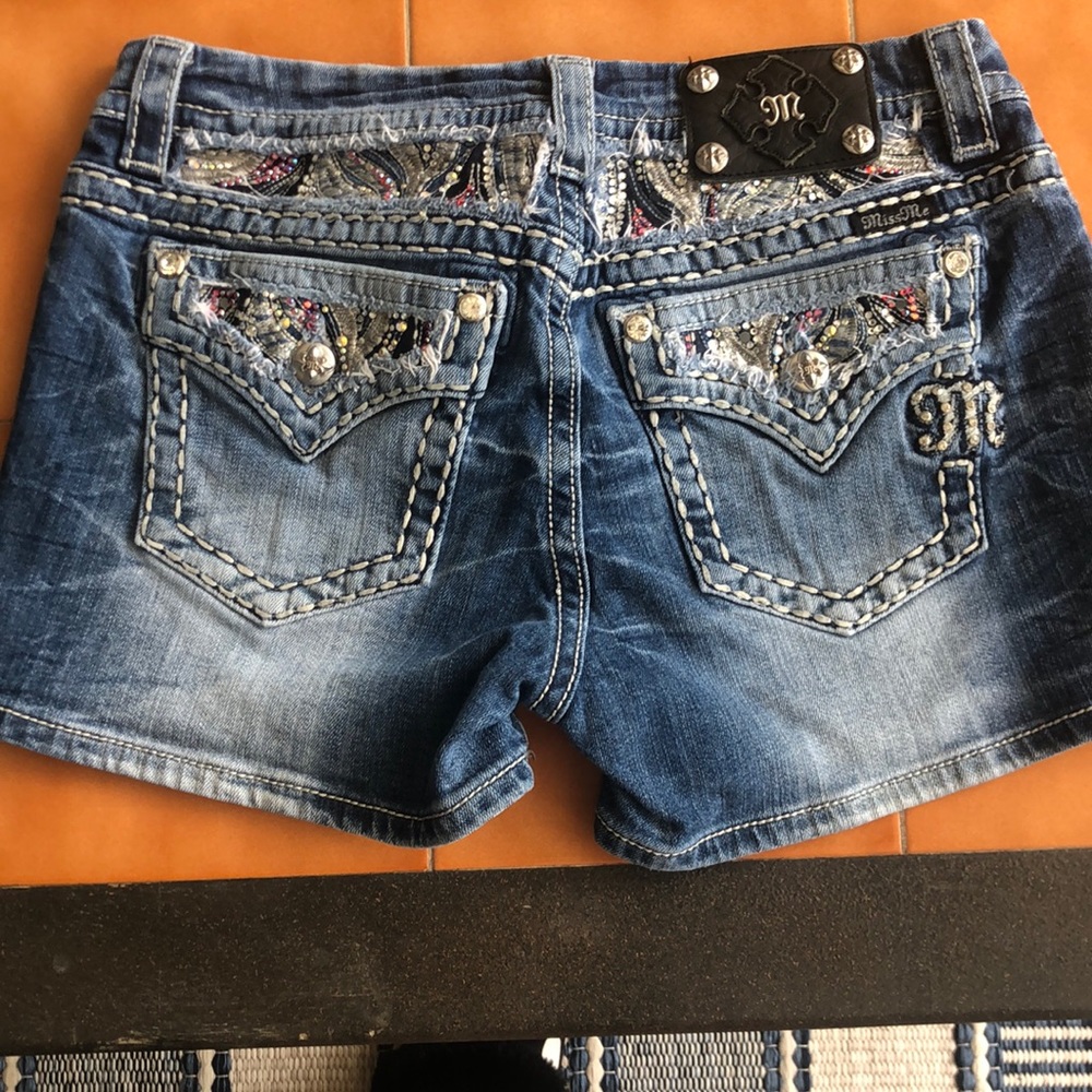 These miss me shorts, are in great condition. Size 29 mid rise easy shorts.